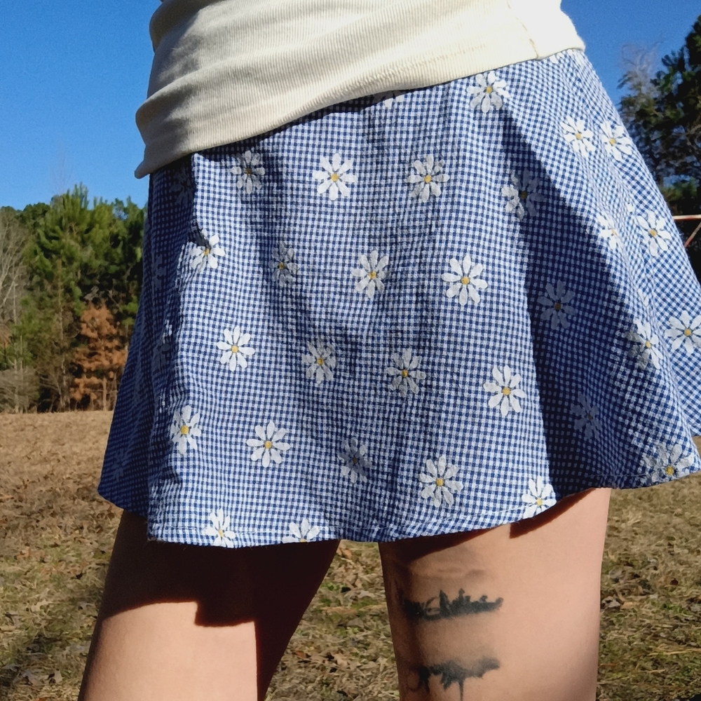 Shein Xs Blue Gingham Skirt with Daisy Print 🌻